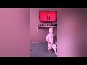 Малышь танцует танцы в трусиках трусиках...