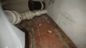 Счетчик на потолке. Унитаз на подиуме. Работаю