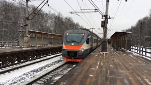 Электропоезд ЭП2Д - 0070 прибывает на станцию.