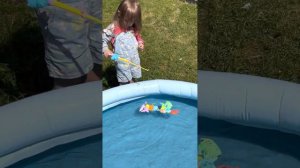 Детская рыбалка. Рыбки игрушки. Дача. Детское видео. Видео для 1-3 годика