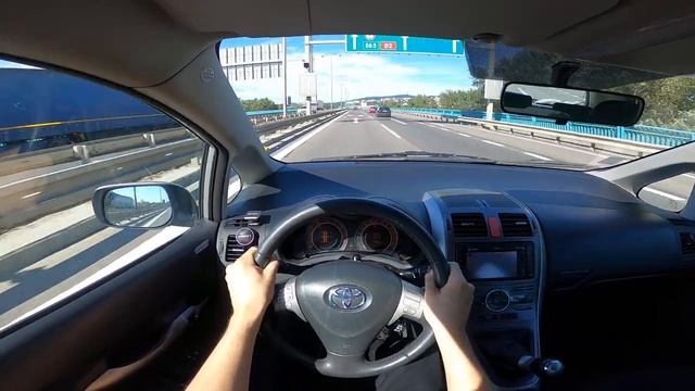TOYOTA AURIS 16 Petrol 126PS  drive on freeway in Bratislava