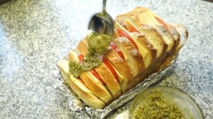 ГОРЯЧИЕ БУТЕРБРОДЫ с сыром, помидорами и соусом Песто