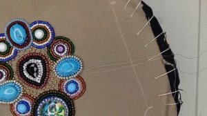 Бежевая  сумочка на фермуаре, расшитая бисером. Видео для начинающих.