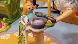 Мама Маринетт и папа Адриан купают сына в бассейне. Семья Маринетт и Адриана