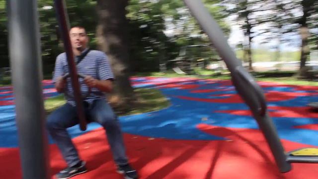 Детская площадка: карусель, положительные эмоции, радость. смотреть онлайн