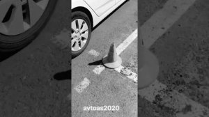 Параллельная парковка на автодроме.