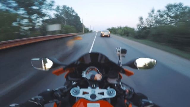 Потерял поворотник на Итальянском мотоцикле - Сумасшедшая толпа гонщиков на спортбайках смотреть онлайн