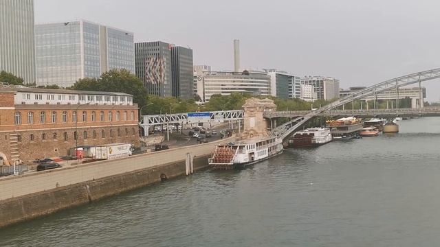 The river between Gare d'Austerlitz and Gare de Lyon in Paris смотреть онлайн