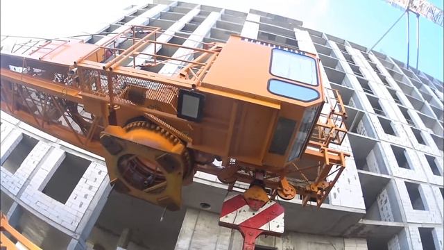 монтаж башенного крана LIEBHERR 90 первая серия , кран в огнях ! смотреть онлайн