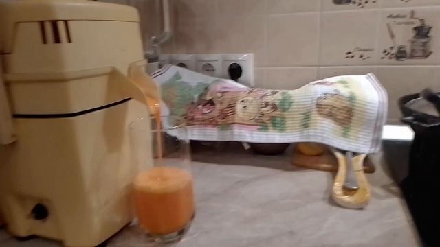 сделали морковный сок из соковыжималки на канале Фёдор гу смотреть онлайн
