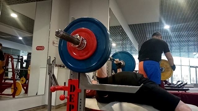 Жим лёжа с 3-мя паузами вниз 115 на 2 смотреть онлайн