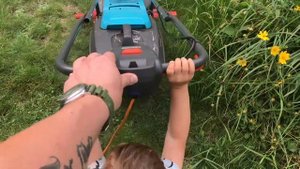 Мальчик косит траву газонокосилкой!