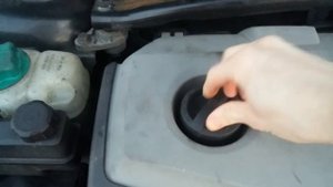 звук при открытии маслозаливной крышки