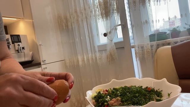 Овощной салат с тунцом и яйцами .