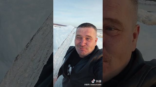 Китайский блогер с «русской внешностью» Дун Дэшэн (懂德升) объявляет о ледоходе на Амуре