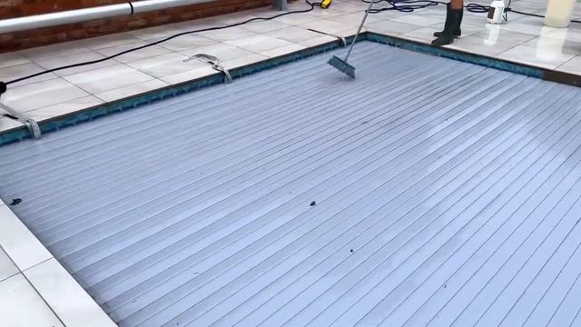 Как правильно мыть роллетное жалюзийное покрытие бассейна