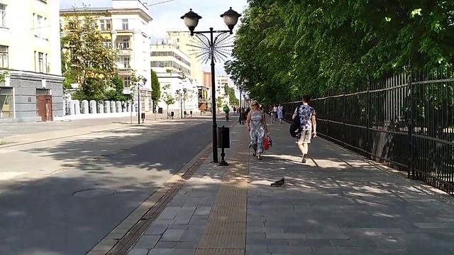 Ул Волжская,  едут тихо самокатчики и самокатчицы