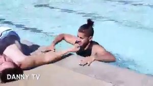 Искусственное дыхание рот в рот.