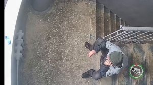Курит и бросает окурки в подъезде.
