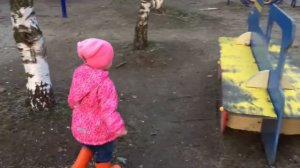 Сюрпризы на детской площадке. Ищем шоколадные яйца.