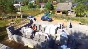 Так строиться дом из керамзито бетонных блоков.