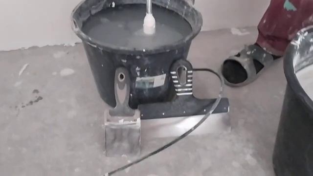 Как разводить шпаклевку для стен и потолков в два замешивания - снято на видео смотреть онлайн