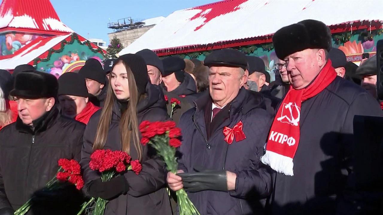 Члены КПРФ возложили цветы к мавзолею Ленина в столетнюю годовщину его смерти