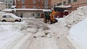 Шарнирный мини погрузчик Venieri VF1.63C на уборке слежавшегося снега внутри дворовых территорий