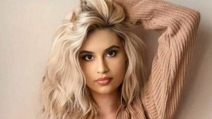 Диана Анкудинова в роли белокурой Жози.