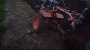 Копия видео "Осенняя вспашка 2017 год дизельный мотоблок"
