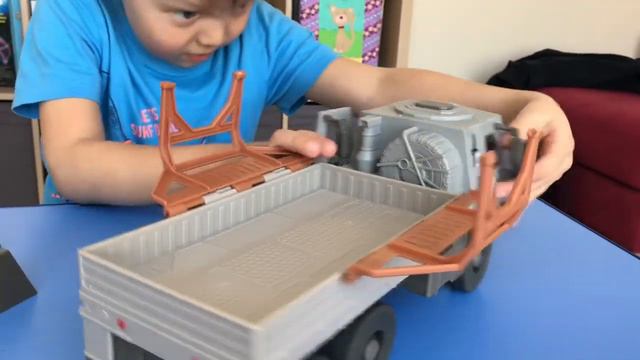 Грузовик для динозавров/ Парк Юрского периода смотреть онлайн