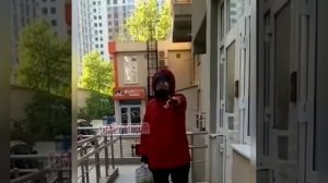 Бабка ругается матом на женщину из-за коронавируса.