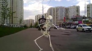 Живой Скелет танцует в Москве