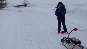 Катание на снегокате