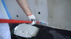 Нанесение полимерной шпаклевки на цементную штукатурку \ Шпаклевание валиком