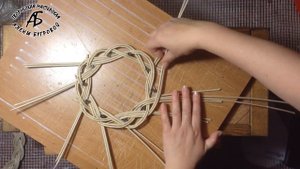 Как сплести новогодний венок с чешского сайта из газетных трубочек.