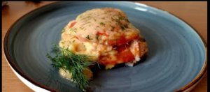Судак запечённый с помидорами и сыром