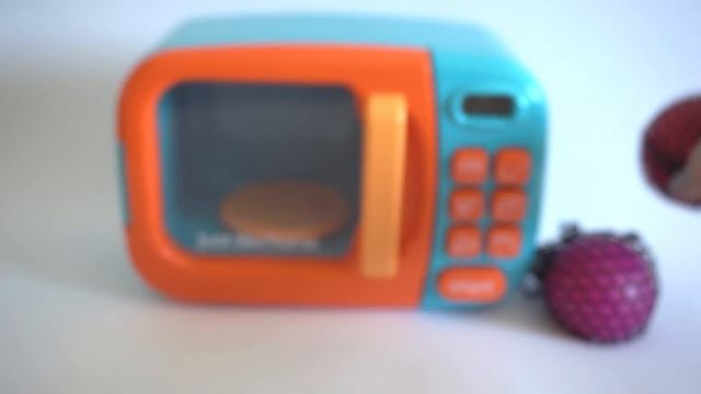 Microwave Learn Colors with Squishy Balls смотреть онлайн
