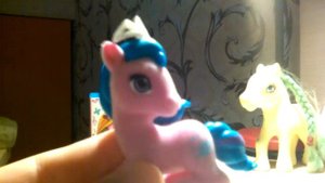 Открываем 2 коробочки свит бокс Пони на ладони.?☺