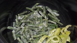 Стручковая фасоль с фаршем и томатом в мультиварке