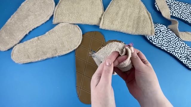 СДЕЛАЛА СТИЛЬНУЮ ДОМАШНЮЮ ОБУВЬ ИЗ СТАРЫХ ПОЛОТЕНЕЦ! УЖЕ ОБШИЛА ВСЮ СЕМЬЮ ТАКИМ СПОСОБОМ! смотреть онлайн