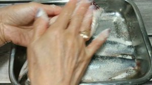 Сухой посол селёдки. Самый простой способ посолить селёдку, ПРОСТО тает во рту.