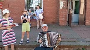 Слышу голос из прекрасного далёка.