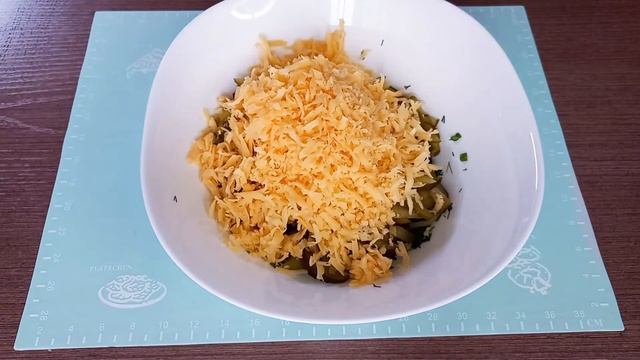 Сытный аппетитный салат с куриной грудкой кукурузой и огурцом с зеленью смотреть онлайн