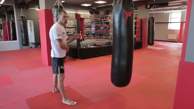 Отработка мидл-кик на мешке в Тайском Боксе. Работа ногами на мешке с Андреем Басыниным смотреть онлайн