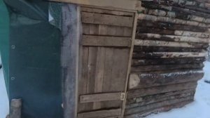 Делаю дверь в балаган из поддонов и новые нары.