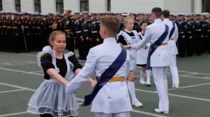 В российских школах для выпускников прозвучал последний звонок