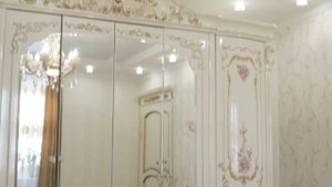 Купить трёхкомнатную квартиру с дизайнерским ремонтом в стиле Ампир