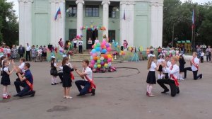 Танец выпускников с первоклассниками. Последний звонок 2018