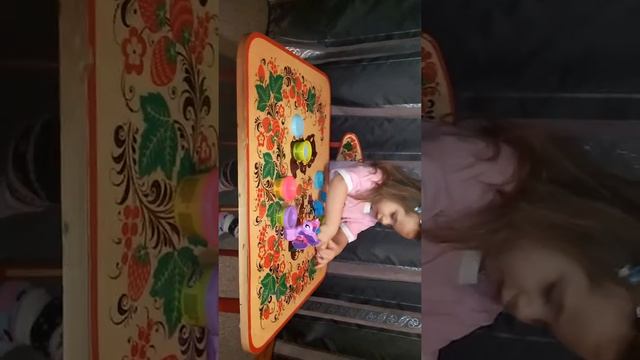 Настюша делает знаки отличия для пони My Little Po смотреть онлайн